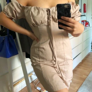 Beige klänning  - Suuuupersöt klänning, helt oanvänd! 250:- + frakt. Dm för fler bilder🥰