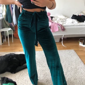 Sammets byxa  - Snygga och sköna sammetsbyxor från Nelly! 