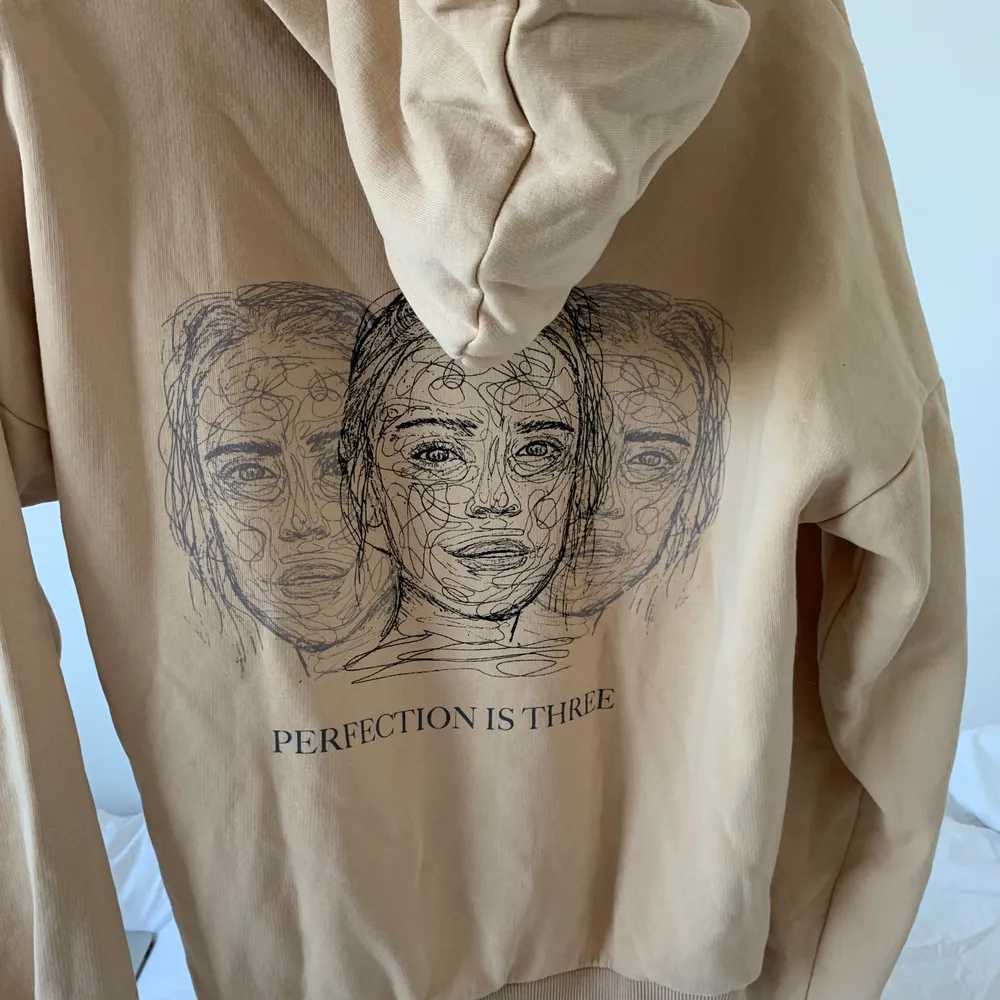 Helt oanvänd Hoodie från NAKD. Snyggt tryck där bak. Beige färg, storlek 36! Köpt för ca 500. Hoodies.