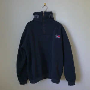 Tommy Hilfiger fleece med hög krage - Det är med tungt hjärta jag säljer denna fina fleecen från Tommy hilfiger som länge varit en favorit 💕 super mysig och rymlig, perfekt till vintern eller en kylig sommarnatt 🌞 100% bomull