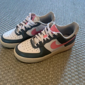 Custom Nike Air Force 1 storlek 38 - Hör gärna av dig vid intresse eller frågor! Frakt ingår i priset