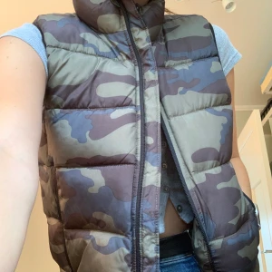 Gap camo puffer jacket  - Sleeveless puffer jacket ! Size M, never worn and really comfortable. Original price 750 kr selling for 250 ! Meet up in stockholm or pay for shipping 💕