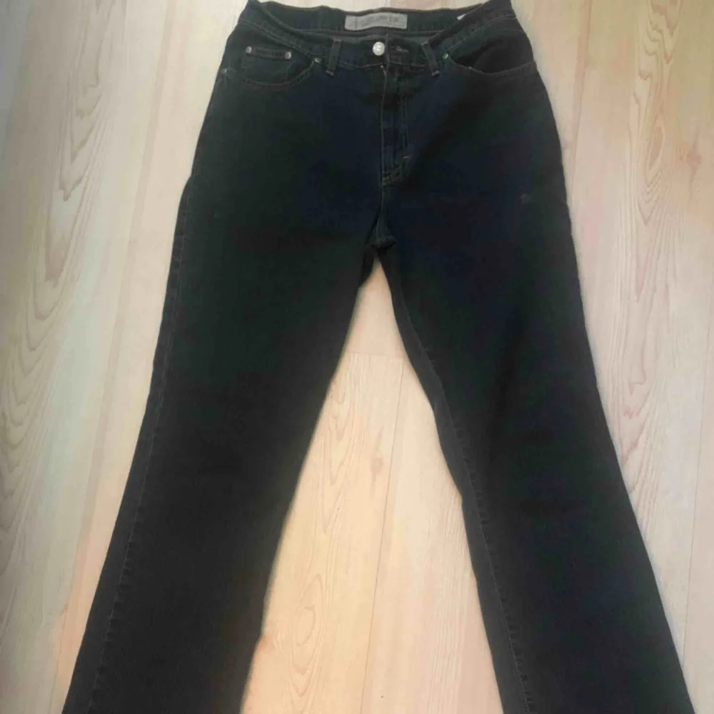 Snygga vintage 70 tals jeans, mörka och lite bootcut. . Jeans & Byxor.
