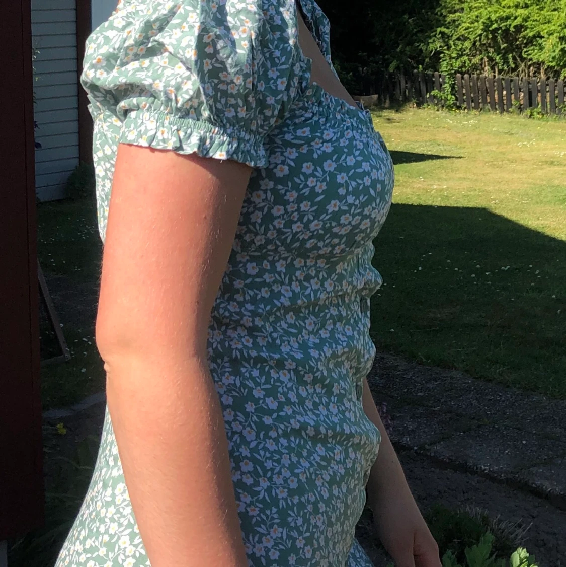 Blommig klänning med puffärm  - 90