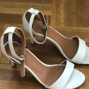 Klackar - Vita klackar från H&M. Lågklackade.