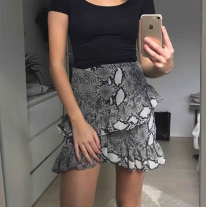 Kjol från Bikbok - Söt kjol från Bikbok i ormmönster! Har använts ett fåtal gånger men ligger tyvärr bara i garderoben nu mera🌸💘💗