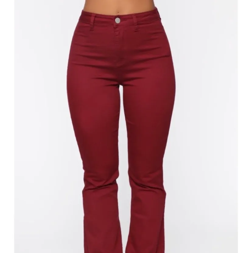 Jeans från Fashion Nova, storlek 1 motsvarar XS/S. Bra kvalité, ser ut exakt som på bilden. HELT NY! Med tagg på.. Jeans & Byxor.