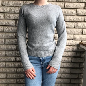 grå tröja - mycket bra skick. Storlek XS men passar även M.