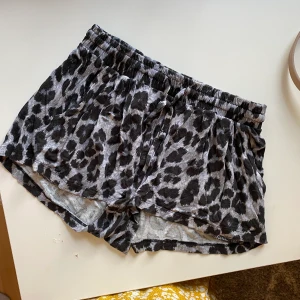 Shorts leopard  - Leopard shorts. Grå/blå. Använda fåtal gånger. Köparen står för frakt.