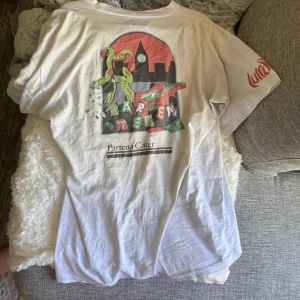 Vit tshirt - Säljer denna tröja i storlek XL frakt: 66kr hör av dig om du är intresserad💓💓 om många vill ha den blir det budgivning kram🥰 