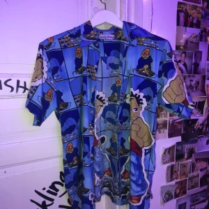 Skjorta - en sjukt snygg skjorta!! helt oanvänd, jättebra skick, startbud är på 150 kr, buda i kommentarerna eller skriv i dm ❤️, möts upp i stockholm!