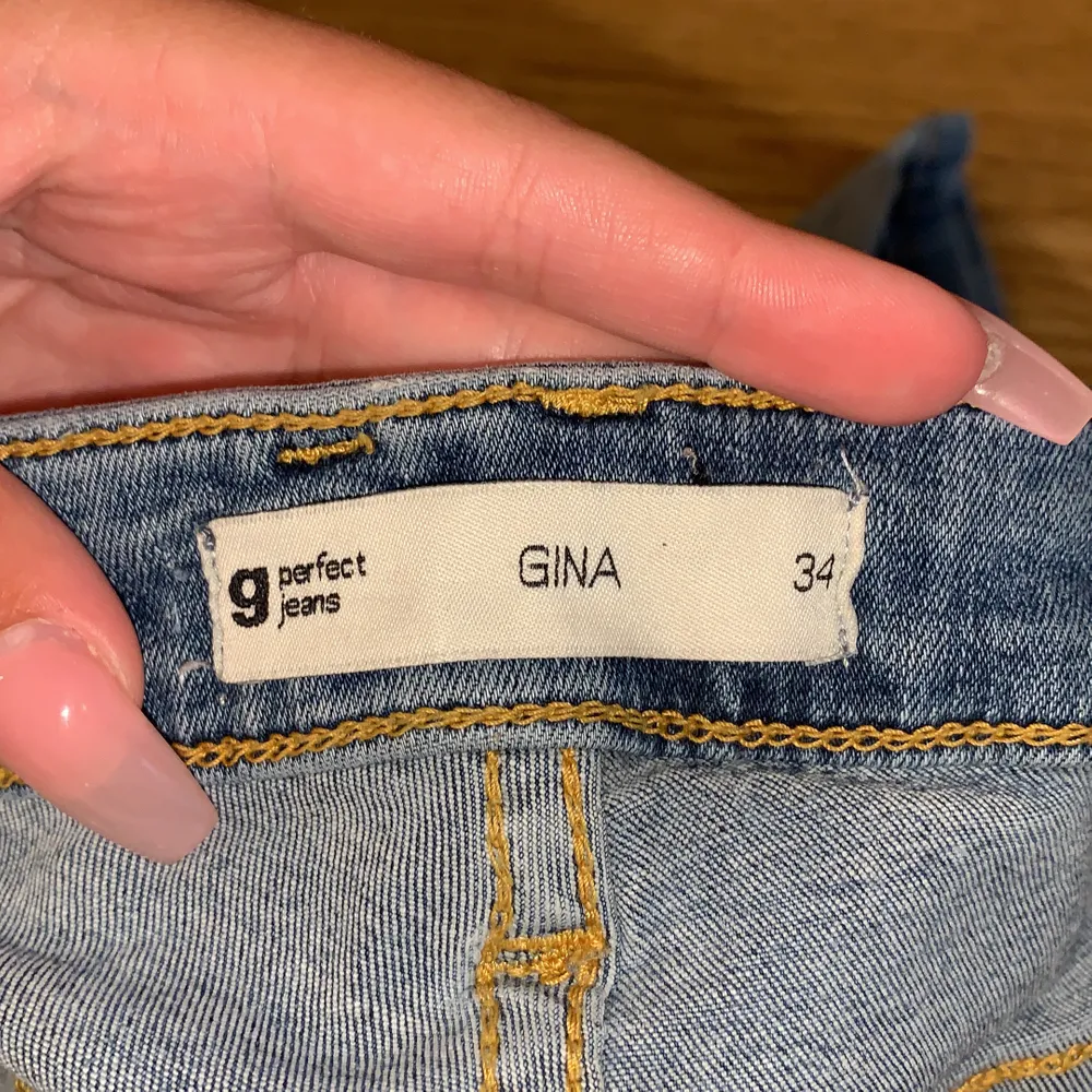 Ett par ass snygga högmidjade jeans med slitningar från Gina Tricot som tyvärr inte kommer till användning längre, byxorna passa xs/s, nypris på ca 600kr . Jeans & Byxor.