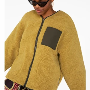 SÖKER!! Monki fleece jacka gul - Letar efter denna, strl S-XL går bra. Vändbar jacka i gul/grön. Kan betala bra!