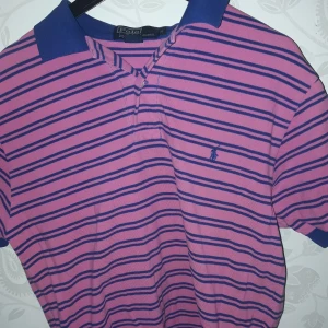 piké polo tröja - rosa och marinblå polo piké har använt den max 5 gånger kondition är som ny storlek S/M