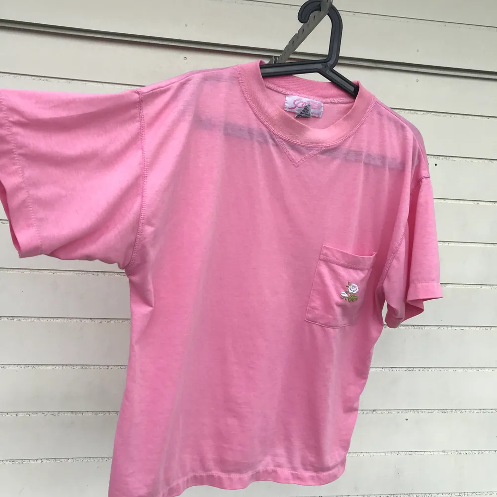 Superskönt och fin rosa T-shirt köpt på humana, oversize.. T-shirts.