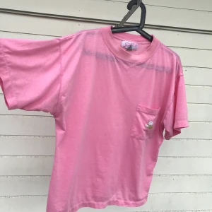 Rosa vintage tshirt  - Superskönt och fin rosa T-shirt köpt på humana, oversize.