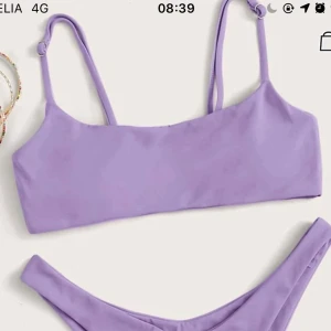Bikini topp - Säljer denna jätte fina bikini topp som tyvärr var för liten för mig. Färgen är ganska pastell lila. Säljer den för endast 40kr + frakt💜 storleken är M men den är väldigt liten i storleken. Så den passar perfekt till S eller XS