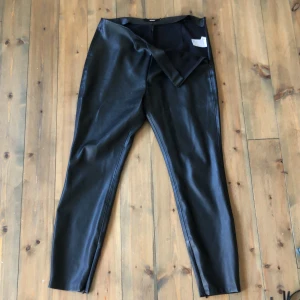 Fake läder byxor - Väldigt fint skick. Frakt 60kr. 