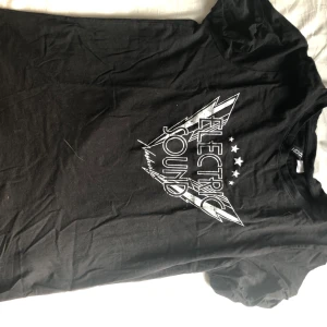 Svart T-shirt med tryck 🖤 - T-shirt från H&M som använts ca 10 gånger. Väldigt bekväm!! trycket lyder ”electric sound”, BETALNING SKER VIA SWISH