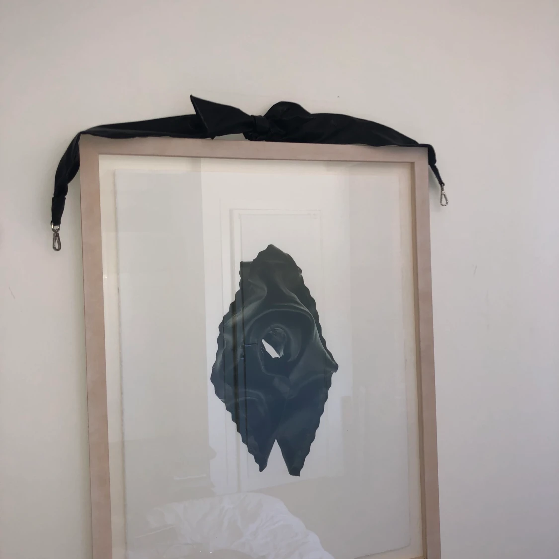 Svart axelremsband med rosett/knytning - 90