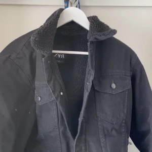 Jeansjacka - Säljer en svart jeansjacka i storlek M, jättefin och är i bra skick. Jackan är från zara.