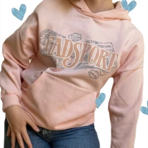 Skitsnygg hoodie!!! - Skitsnygg hoodie från GadSport. Köptes här på plick men säljer vidare då den inte används av mig. Står ingen storlek, men såhär sitter den på mig som har S. 120 kr + 59 kr frakt!! Perfekt inför svala sommarkvällar😍