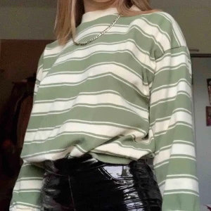 Tröja - Skön tröja köpt här på Plick men jag säljer den då jag inte använder den inte längre💜 Köparen betalar frakt men kan mötas upp i Uppsala, eventuellt Sthlm💜 (första bilden är lånad) högsta bud 210kr:)