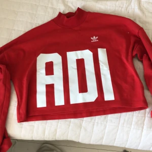 En adidas sweatshirt med en polo krage  - I väldigt bra skick använd bara en gång.
