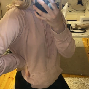 Rosa hoodie - Rosa hoodie köpt på hm i storlek xs, lite åt smutsrosa hållet. 