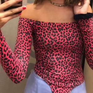 Rosa leopard off-shoulder body 💕 Helt oanvänd från berska ✨ 150kr inkl frakt