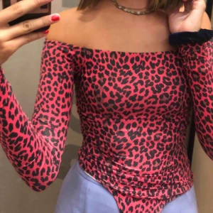 - Rosa leopard off-shoulder body 💕 Helt oanvänd från berska ✨ 150kr inkl frakt