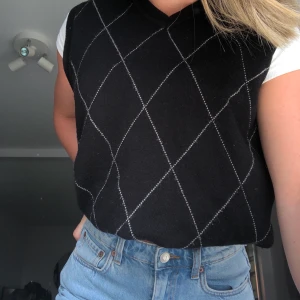 Rutig väst - Säljer min väst då jag tyvärr inte får användning för den. Passar S/M. Köpt här på plick för 300kr