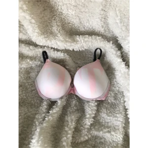 Rosa Victorias secret bh - Supersöt rosa bh från Victorias secret egna märke PINK. Använd en gång och tvättas såklart ytterligare en gång innan den skickas. 