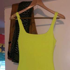 Neon gul klänning köpt från zara köpt för ungefär 2 månader men ej använd