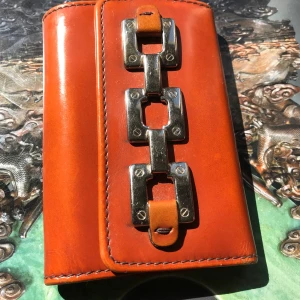 Hugo boss nyckelfodral  - En Hugo Boss nyckelfodral 😊 Använd ett fåtal gånger, i gott skick! Bara frakt (köparen betalar för frakt). Betalning via swish ✅ (säljer även en plånbok som är i samma stil) ☺️