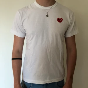 COMME des GARCONS PLAY T-Shirt  - Vanlig vit CDG PLAY t-shirt. Säljes som på bild. Pris kan diskuteras.