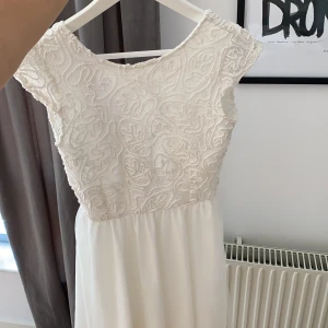 Klänning från bubbleroom - Klänning i strl 36 från bubbleroom. Med tyll i kjolen och broderier på bröstet. Väldigt fin och sparsamt använd.