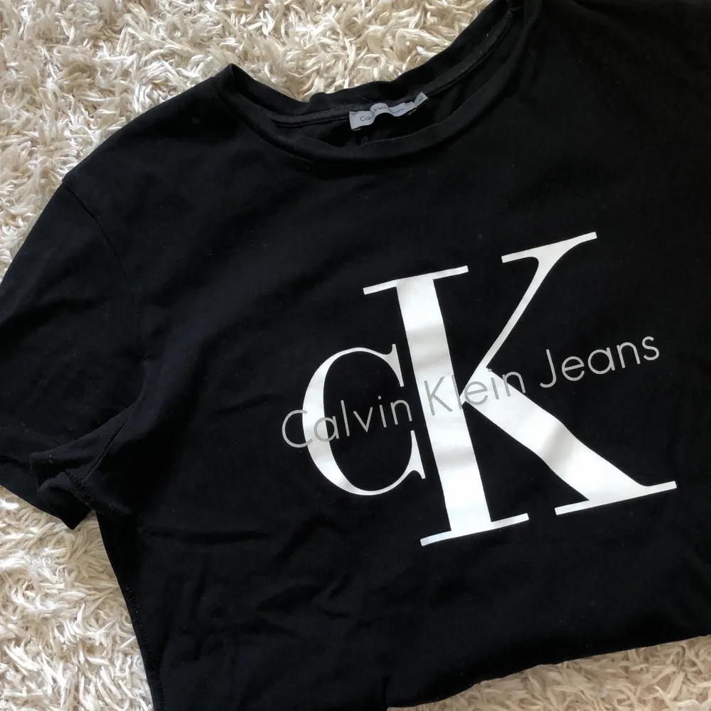 T-shirt från Calvin Klein jeans. Storlek M. Köpt på Zalando. Knappt använd. Nypris 479kr. Dekorativ söm på ryggen (bild 3). Köpare står för frakt.. T-shirts.