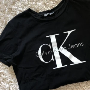 Calvin Klein t-shirt - T-shirt från Calvin Klein jeans. Storlek M. Köpt på Zalando. Knappt använd. Nypris 479kr. Dekorativ söm på ryggen (bild 3). Köpare står för frakt.