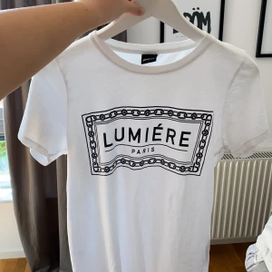 T-shirt med tryck - Vit tröja med tryck från Gina Tricot, strl S