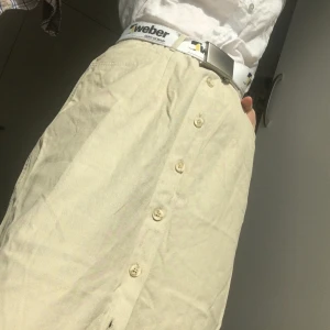 Lång beige kjol - Snygg o bekväm jeanskjol med knappar från midjan till kjolslut ⭐️  Går att ha skärp i ⭐️ stl 40 (38 cm över midjan) ⭐️ möter helst upp i Sthlm