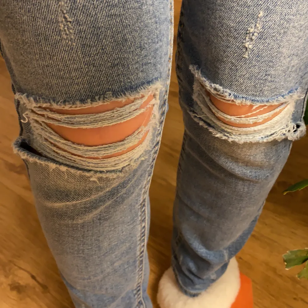 Ljusblåa jeans m hål och slitningar i modellen Molly Orginal. Storlek S men passar även XS. Aldrig använda, inga defekter! Självklart kan man göra större hål. Jeans & Byxor.