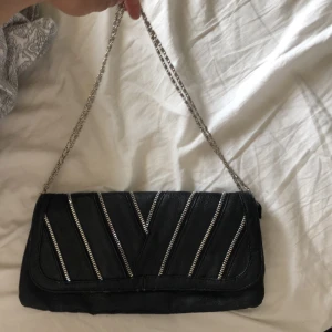 Axelrems väska - Säljer en väska som knappt är använd. Skicka för fler bilder. Frakt tillkommer