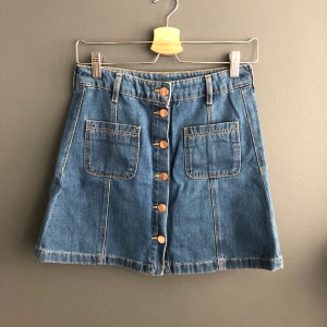 Jeanskjol storlek 36 - Jeanskjol från HM storlek 36. Använd ett fåtal gånger. 