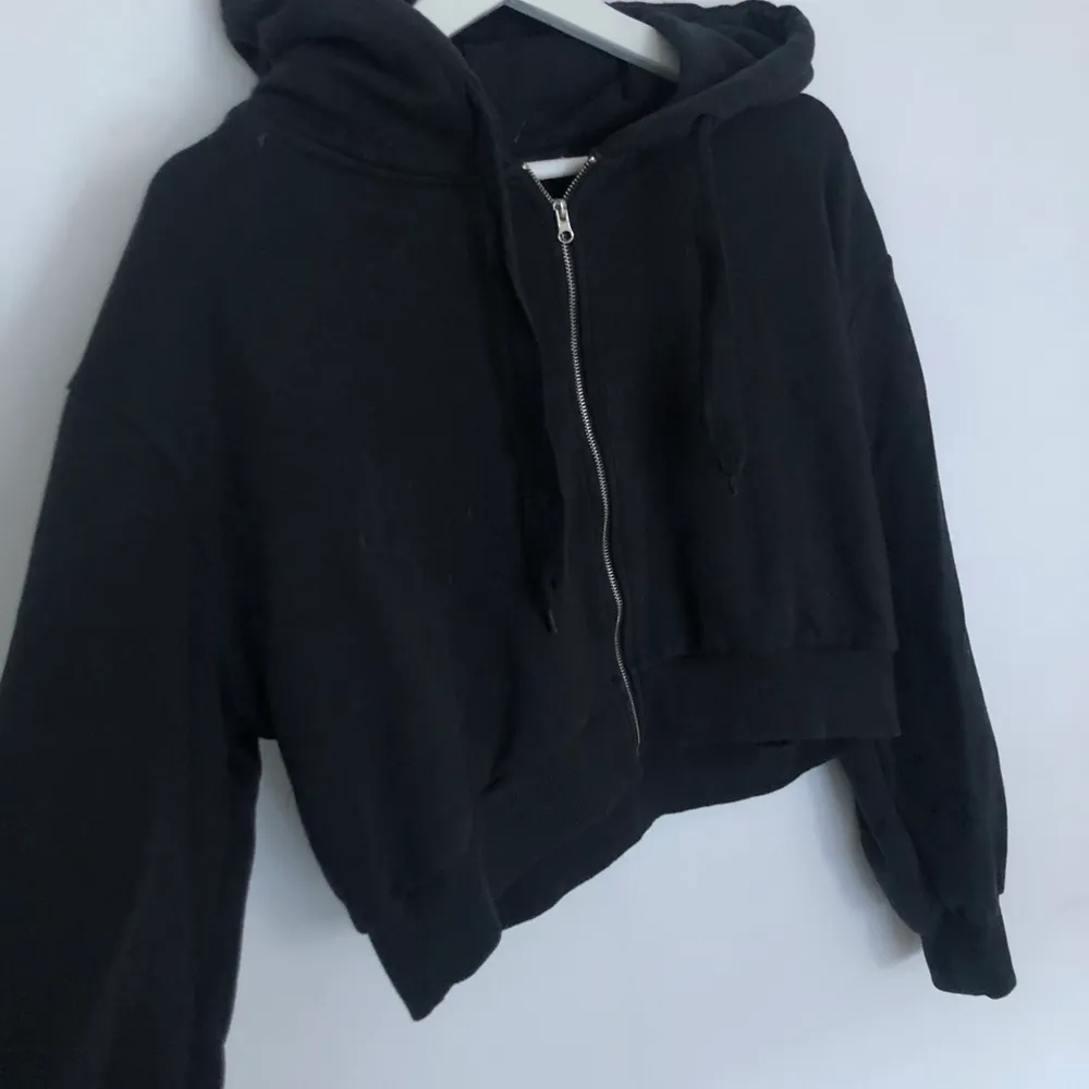 Kortare zip hoodie, Från: bikbok Storlek: XS skulle även passa en S Nypris: 399kr, Säljes pga: kommer inte till användning, 170kr inklusive Frakt . Hoodies.