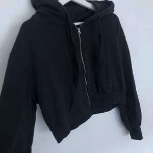 Kortare zip hoodie, Från: bikbok Storlek: XS skulle även passa en S Nypris: 399kr, Säljes pga: kommer inte till användning, 170kr inklusive Frakt 