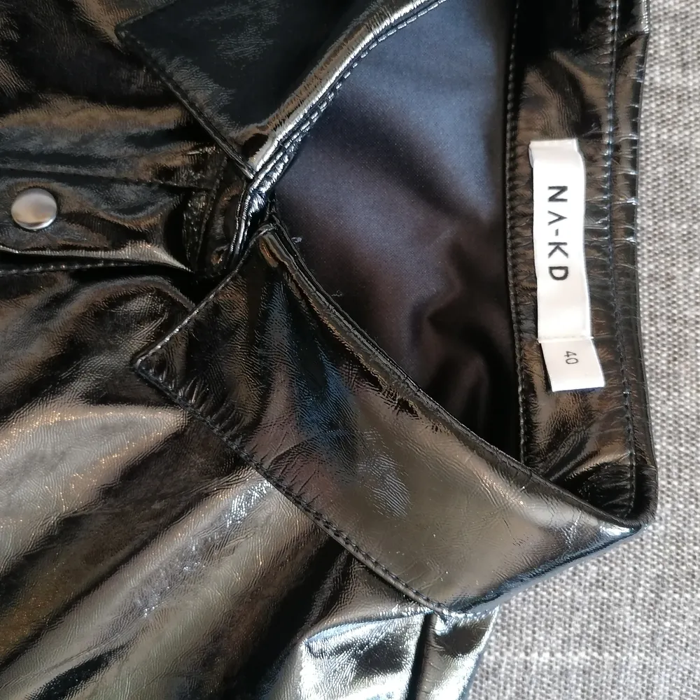 Skjorta/jacka i lack från NA-KD, storlek 40. Använd bara någon enstaka gång, hoppas någon annan kan få mer nytta av den 🥳 50 kr + frakt, kan också hämtas i Gbg! 💕. Jackor.