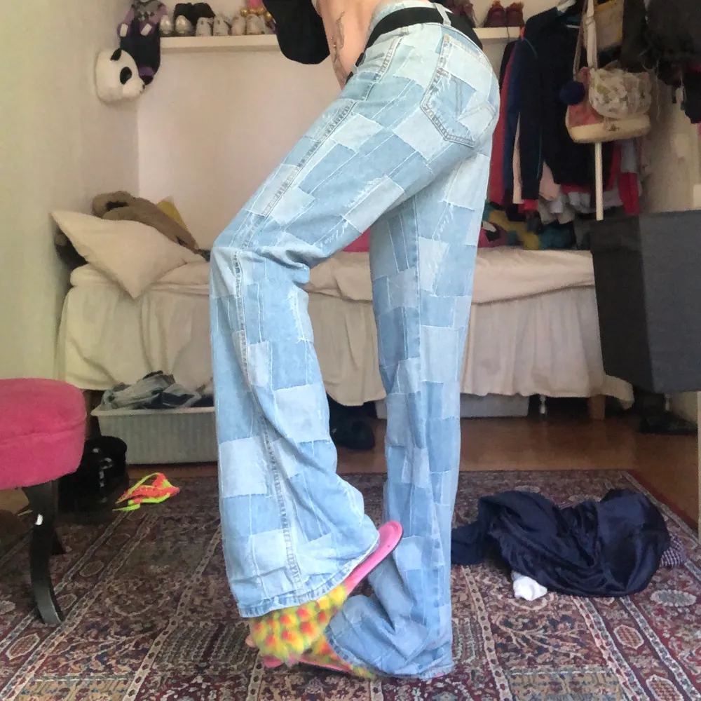 As hååårda patchwork bootcut jeans, skit coola. Visas på en xs. Skulle nog passa xs eller en S så dom e lite stora i midjan på mig. Säljes för dom inte används längre 😭❤️. Jeans & Byxor.