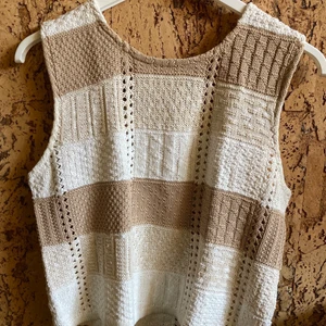 Stickad 70-tals topp  - Fin topp i neutrala färger, äkta retro från 70-talet. 🔥 Välanvänd men i bra skick trots sin ålder ❣️ Kliar EJ!! Stickad i sval bomull vilket gör den perfekt även på sommaren ☀️ Frakt betalas av köparen, kontakta mig vid frågor 😊