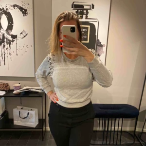  - Snygg sweatshirt i kortare modell!   Skick: Använd en gång, så den är som ny!   Kan skickas för 59 kr 💌